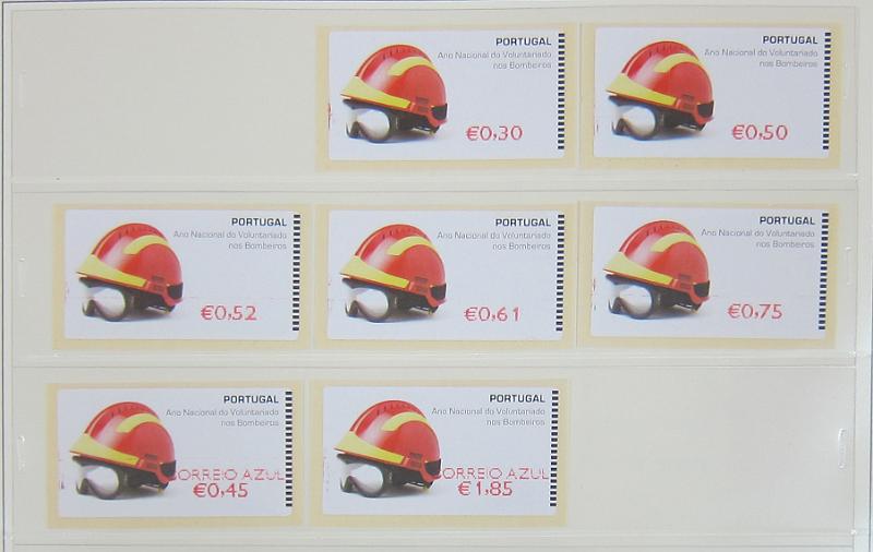 0265 (268).jpg -     Lote:    265      Colecção Especializada - Etiquetas      Lotes Especiais       Descrição:      1981/2010 &mdash; Etiquetas.   Coleção composta por 12 álbuns com etiquetas desde percursoras e Framas até 2010, com provas, erros, FDC's, etiquetas novas e usadas, sobrescritos circulados, variedades de impressão e papéis. Importante estudo. Lote a ver.        Lote ETQ       Valor Base:     &euro; 3000,00     Valor Venda:     &euro;      